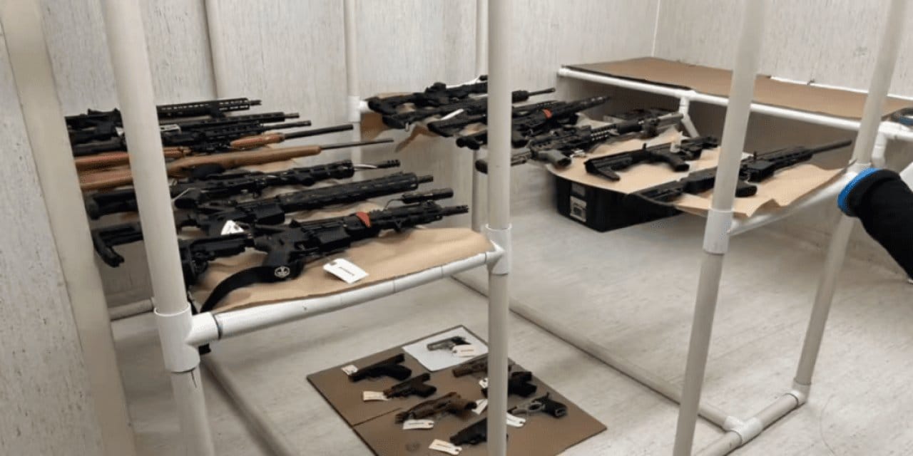 13 yasindaki cocuk katliam hazirliginda yakalandi evinden 23 adet silah cikti X6SbYZzC