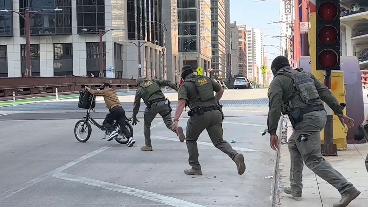 abd bu goruntuleri konusuyor tam techizatli ajanlar sokak ortasinda kuryeyi kovaladi 5TktRcJ1