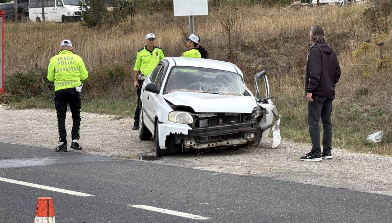 yol supurme aracina carpti otomobil surucusu yaralandi Q3Rx4TEH