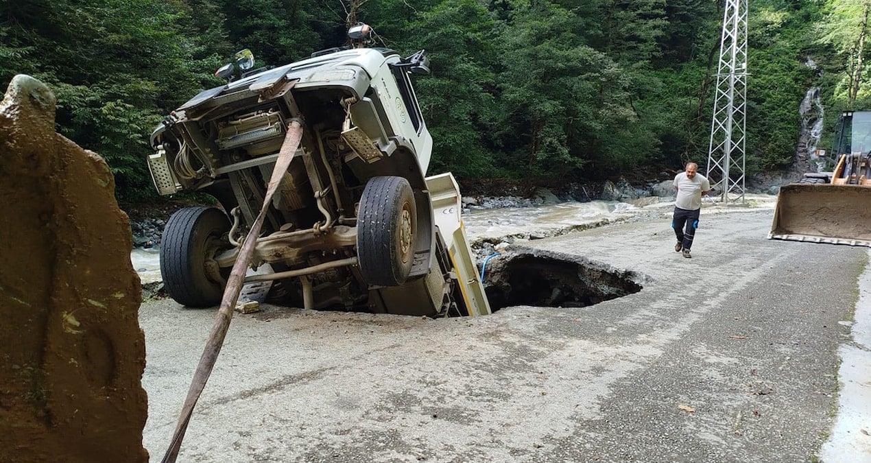 yol yarildi kamyon icine gomuldu QEf4E5FU