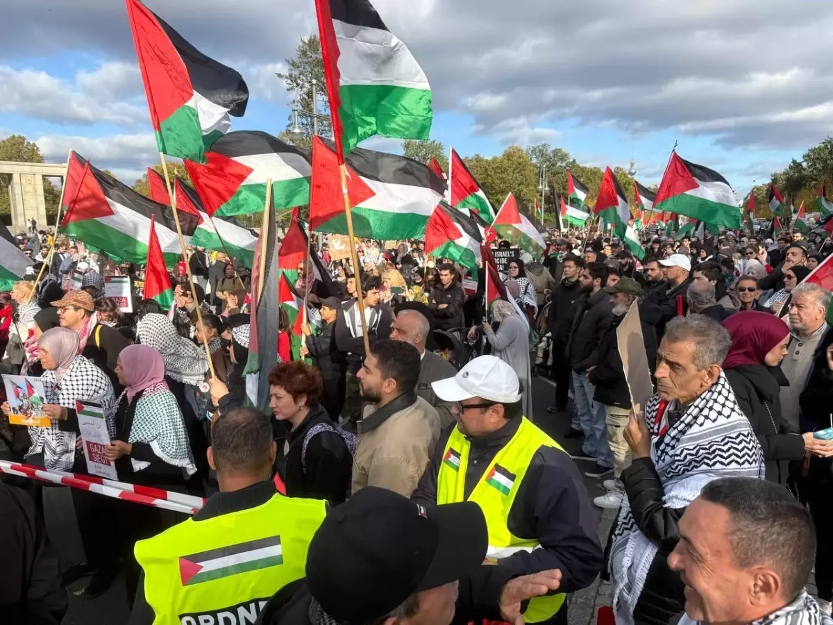 berlinde filistin icin buyuk gosteri 16 bin kisi bir araya geldi NbPNYi9F.jpg