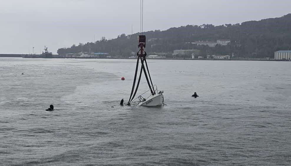 firtinada batan mini yat vinc yardimiyla karaya cikarildi EAJaNrcr