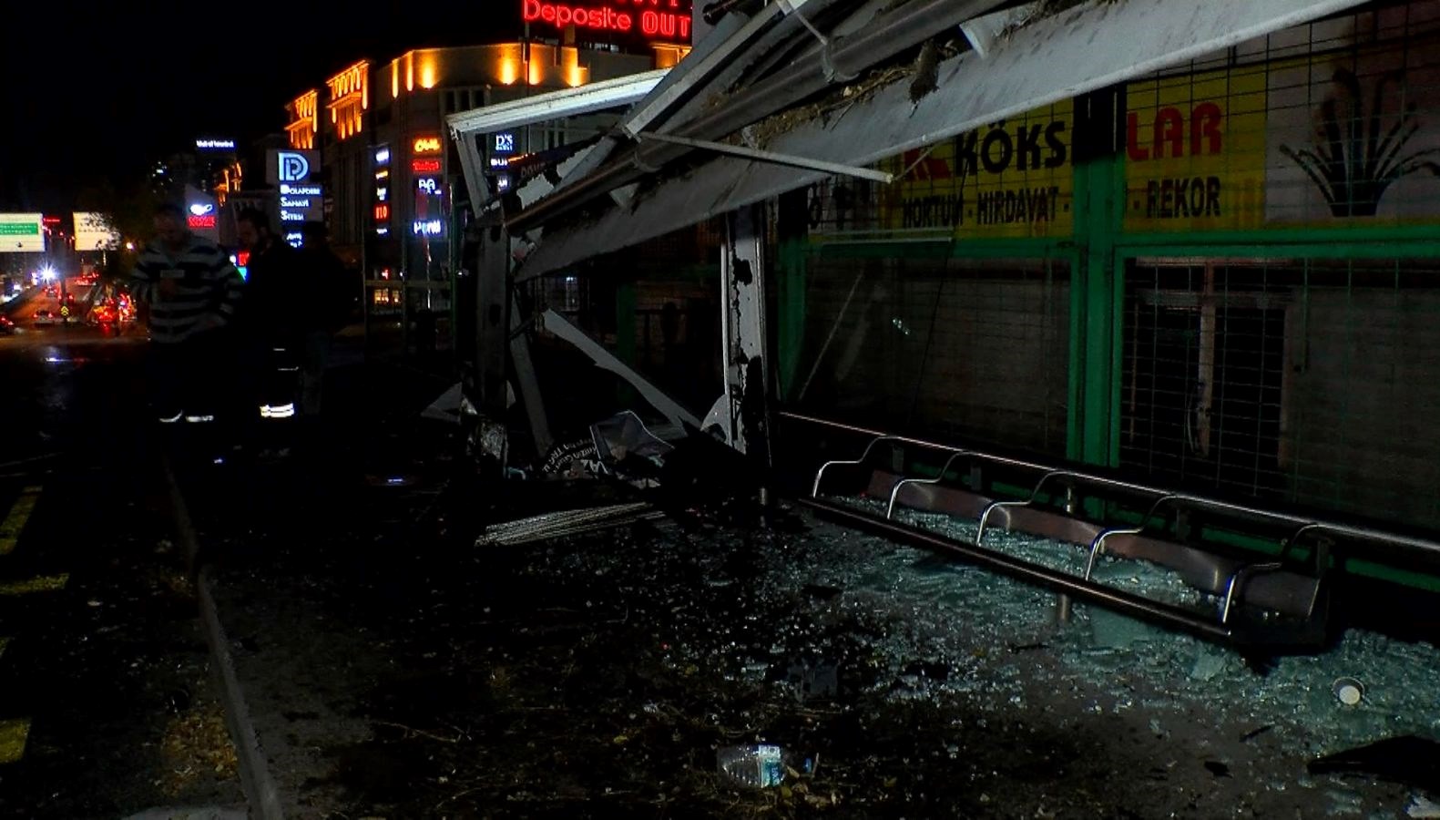 otomobil duraga daldi agac faciayi engelledi 1 yarali WjTEwQLX.jpg