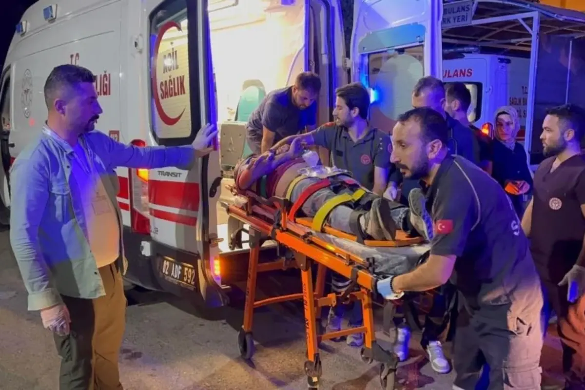 otomobil sarampole yuvarlandi iki agir yarali var cczSSvWu