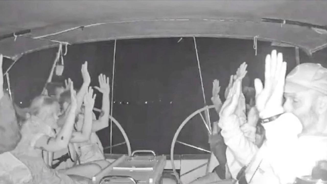 sumud aktivistine iskence yerde suruklendi zorla israil bayragi opturuldu OItkV4xg