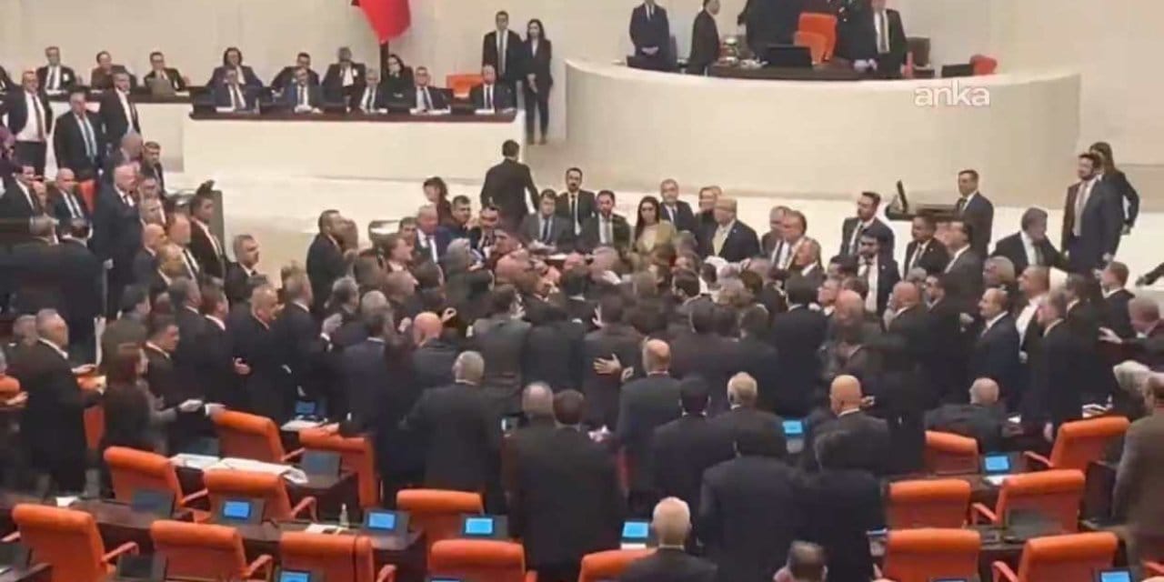 Meclis’te arbede! Oturuma ara verildi
