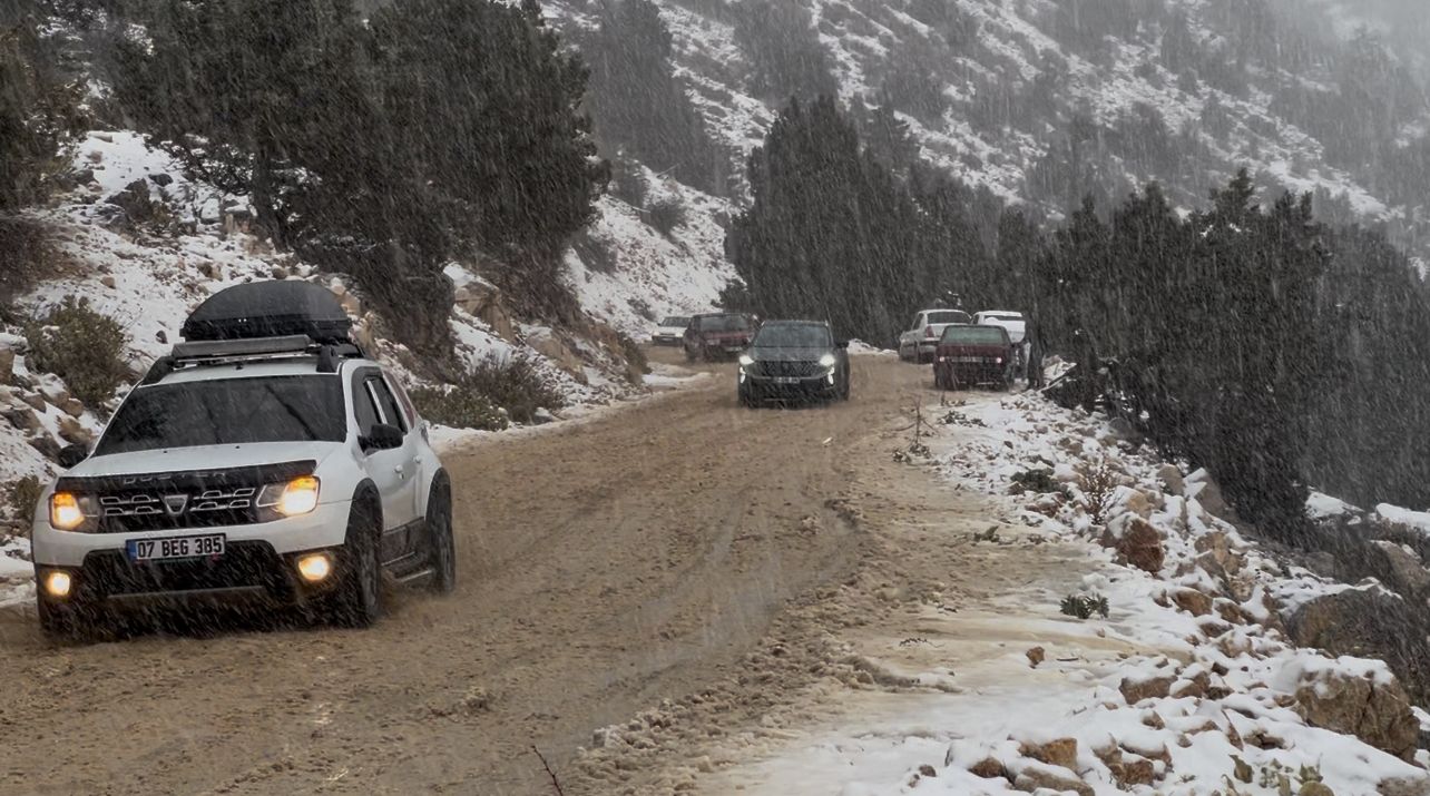 Kaş’ta kar sürprizi: Kar görmek isteyenler yolu kilitledi