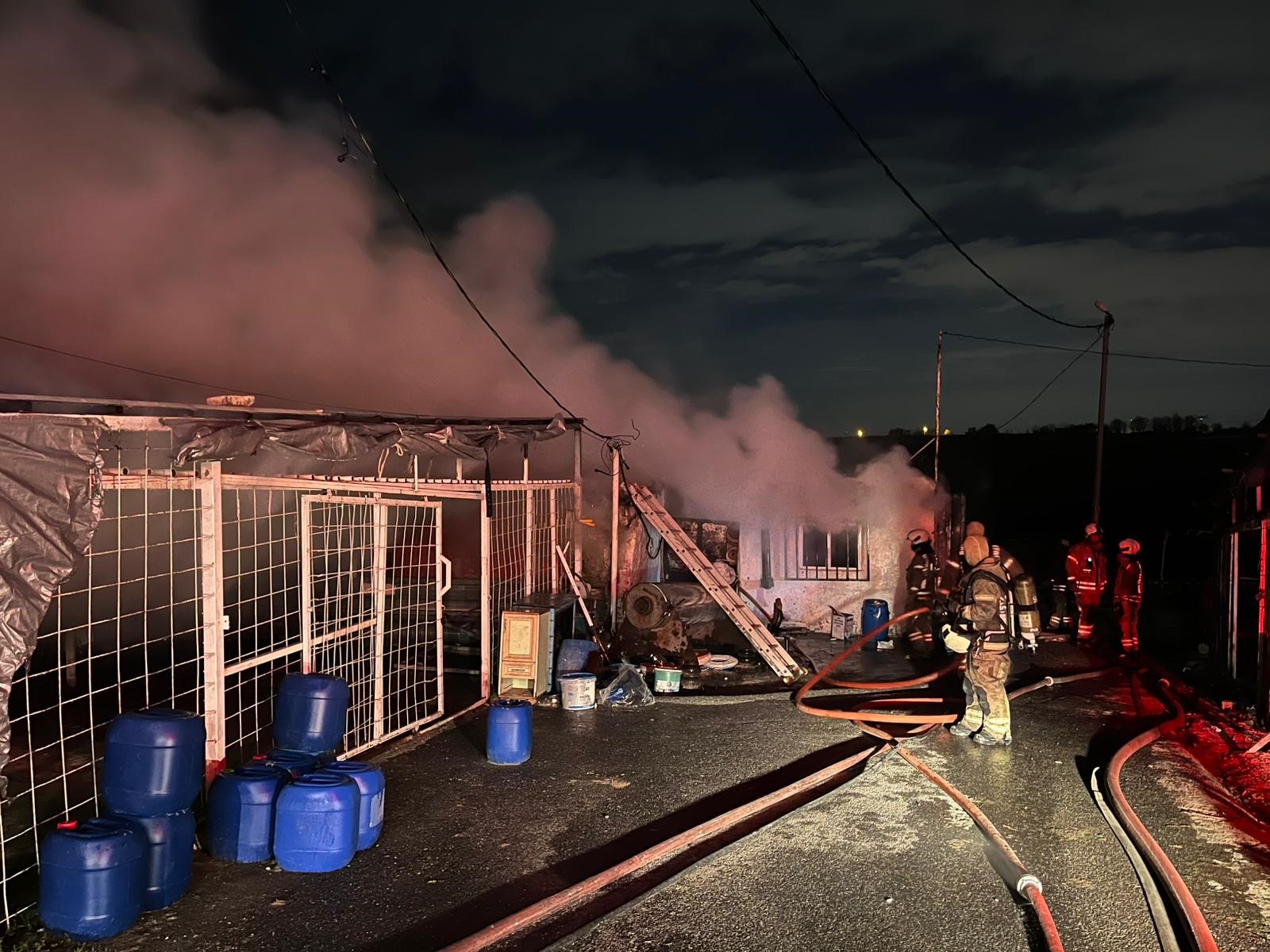 Sultangazi’de iki iş yeri alevlere teslim oldu