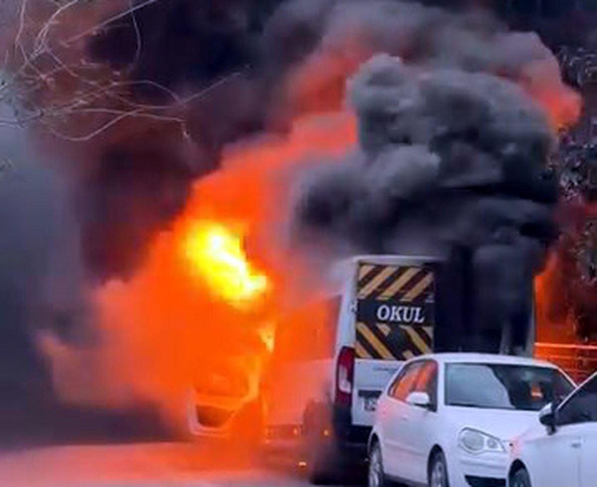 Avcılar’da Park Halindeki Minibüs Alev Alev Yandı, Yanındaki Araçta Zarar Gördü
